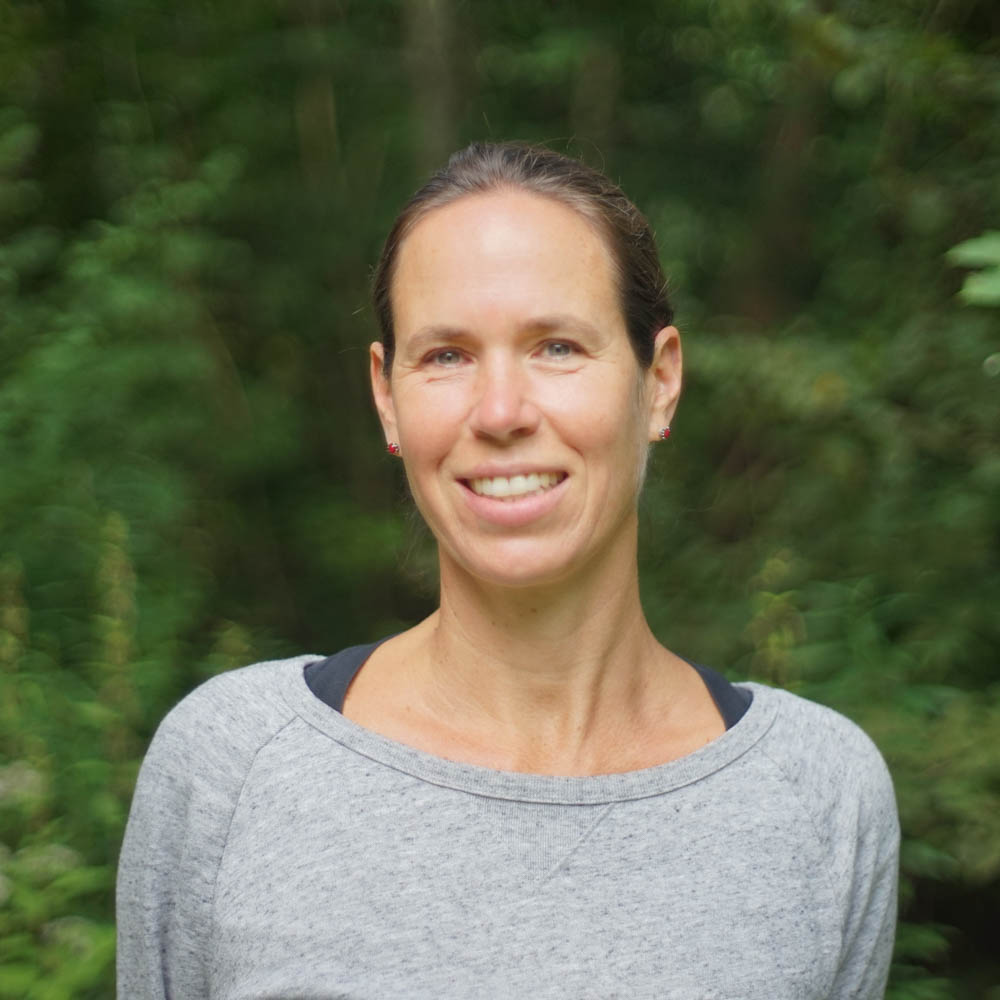 Nicole Aigner in der Buchhaltung des Zen Buddhistischen Zentrums Schwarzwald
