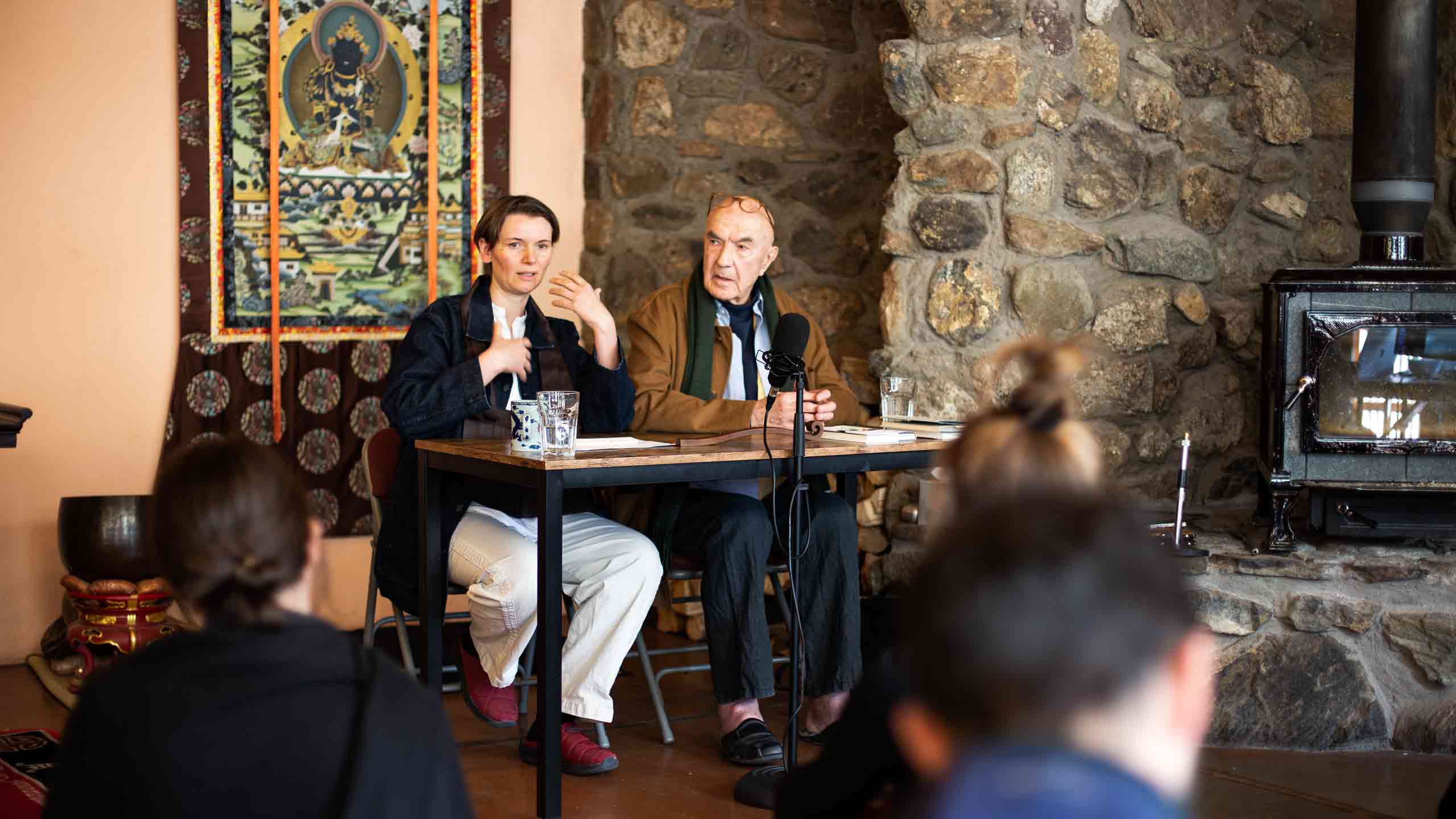 Baker Roshi und Tatsudo Roshi im Crestone Mountain Zen Center, wo sie das Buch Zen Geist Anfänger Geist vorlesen