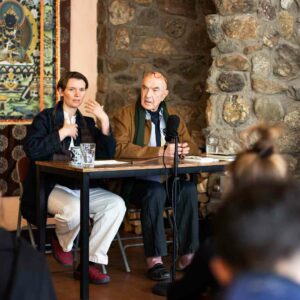 Baker Roshi und Tatsudo Roshi im Crestone Mountain Zen Center, wo sie das Buch Zen Geist Anfänger Geist vorlesen